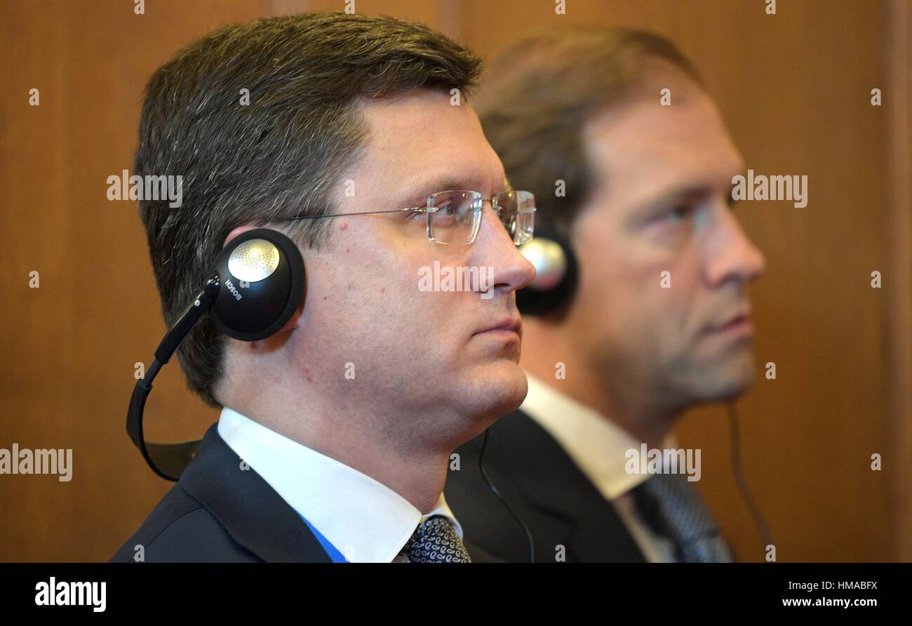 Russische Energieminister Alexander Novak, links und Minister für Industrie und Handel Denis Manturov anhören Übersetzungen während einer Pressekonferenz mit Präsident Vladimir Putin und der ungarische Premierminister Viktor Orban im Parlament Gebäude 2. Februar 2017 in Budapest, Ungarn. Stockfoto