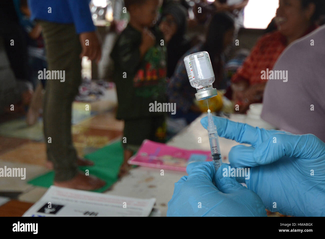 Palu, Indonesien. 2. Februar 2017. Gesundheitsbehörden bereiten Polio-Impfstoff Injektion in einer integrierten Gesundheit Service der Post in Palu, Zentral-Sulawesi, Indonesien (02.02.2017). Ab dem Jahr 2017, die Regierung Indonesiens durch das Gesundheitsministerium aufgehört Polio-Impfstoff für Säuglinge von Tropfen und ersetzt mit Einspritzsystem eher als sichere und keine wilden Poliovirus in der Impfstoff-Empfänger zu gewährleisten. BmzIMAGES/Basri Marzuki Credit: Basri Marzuki/Alamy Live News Stockfoto