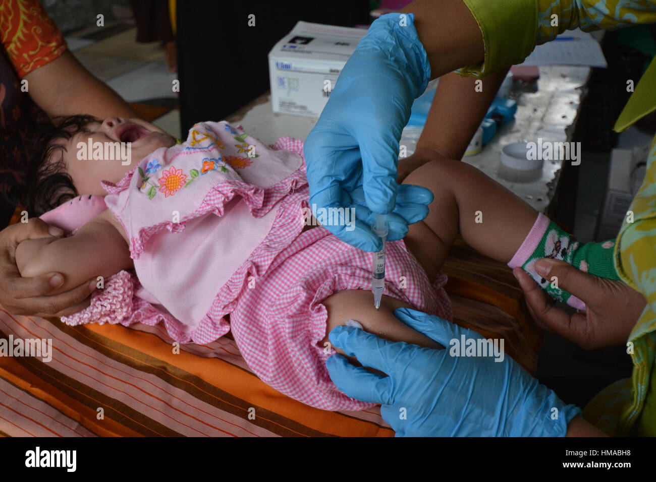 Palu, Indonesien. 2. Februar 2017. Ein Baby weint, wenn mit Polio-Impfstoff in einer integrierten Gesundheit Service der Post in Palu, Zentral-Sulawesi, Indonesien, injiziert (02.02.2017). Ab dem Jahr 2017, die Regierung Indonesiens durch das Gesundheitsministerium aufgehört Polio-Impfstoff für Säuglinge von Tropfen und ersetzt mit Einspritzsystem eher als sichere und keine wilden Poliovirus in der Impfstoff-Empfänger zu gewährleisten. BmzIMAGES/Basri Marzuki Credit: Basri Marzuki/Alamy Live News Stockfoto