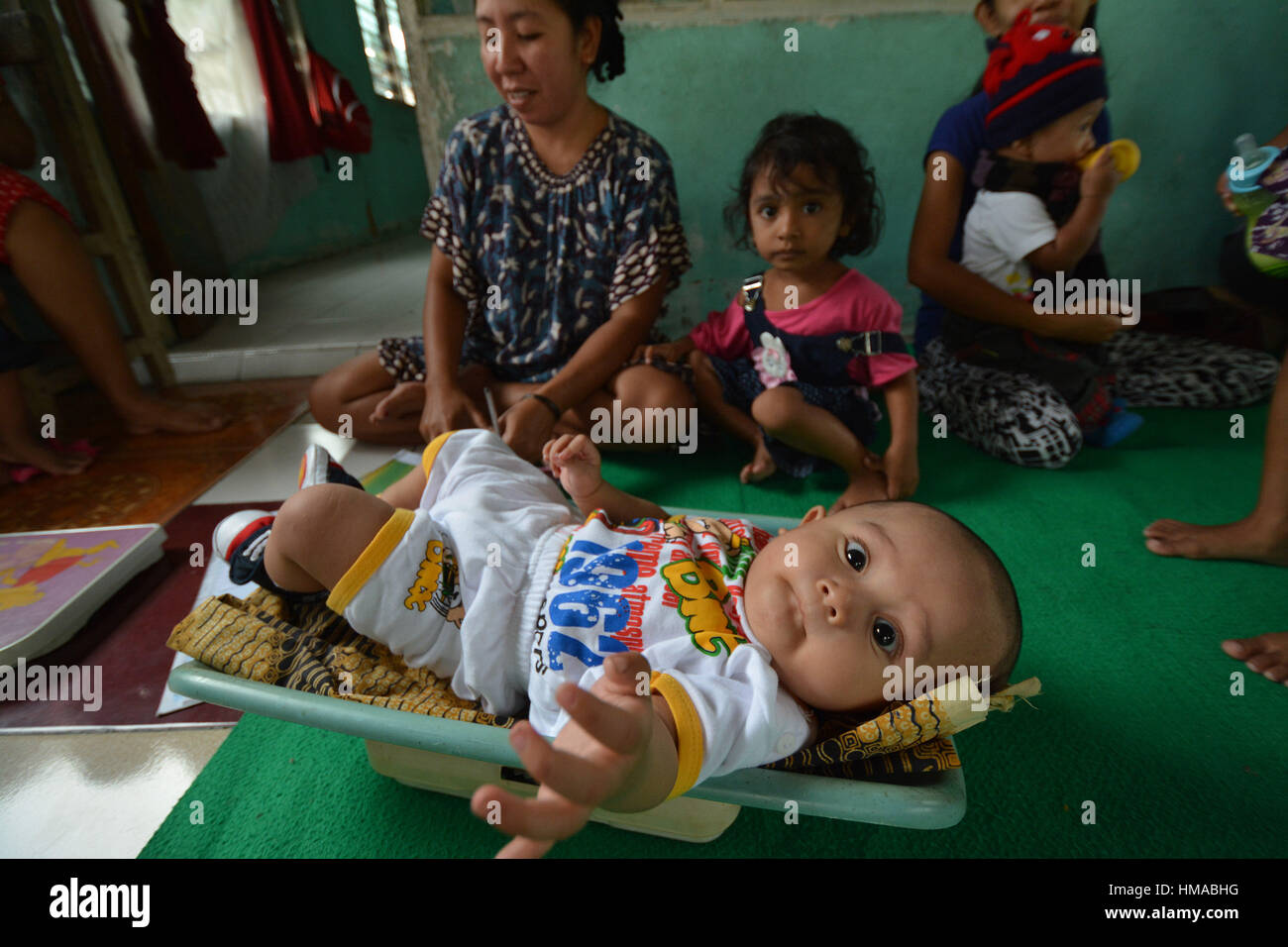 Palu, Indonesien. 2. Februar 2017. Ein Baby wird gewogen und vor Polio-Impfstoff in einer integrierten Gesundheit Service der Post in Palu, Zentral-Sulawesi, Indonesien (02.02.2017). Ab dem Jahr 2017, die Regierung Indonesiens durch das Gesundheitsministerium aufgehört Polio-Impfstoff für Säuglinge von Tropfen und ersetzt mit Einspritzsystem eher als sichere und keine wilden Poliovirus in der Impfstoff-Empfänger zu gewährleisten. BmzIMAGES/Basri Marzuki Credit: Basri Marzuki/Alamy Live News Stockfoto