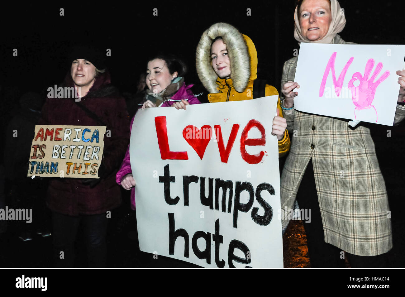 Belfast, Nordirland. 02 Feb 2017 - ein Publikum von rund 300 Personen am US-Generalkonsulat in Belfast versammelt, um gegen die Präsidentschaft von Donald Trump zu protestieren. Stockfoto