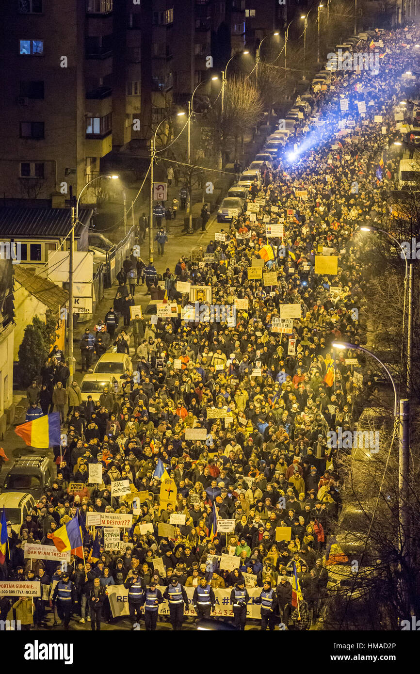 Cluj-Napoca, Rumänien. 2. Februar 2017. Zehntausende Rumänen marschierten die Straßen der Cluj-Napoca zu einer Notstandsregierung Dekret zu protestieren, die eine Zeichenfolge von Machtmissbrauch, Korruption Straftaten entkriminalisieren würde. Bildnachweis: Cristian Mijea/Alamy Live-Nachrichten Stockfoto