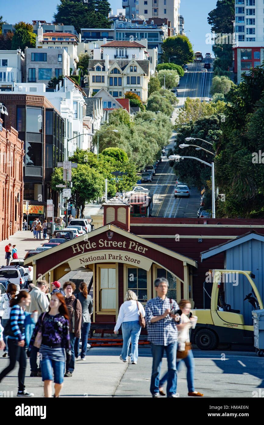 Fußgänger auf historischen Hyde Street Pier und Hyde Street (Hintergrund), San Francisco, Kalifornien, USA Stockfoto