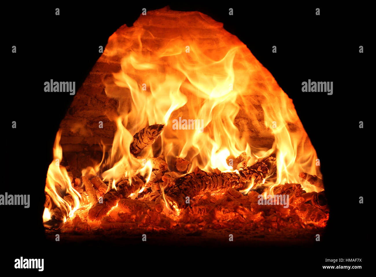 Das brennende Feuer flammen im Holzofen Stockfoto