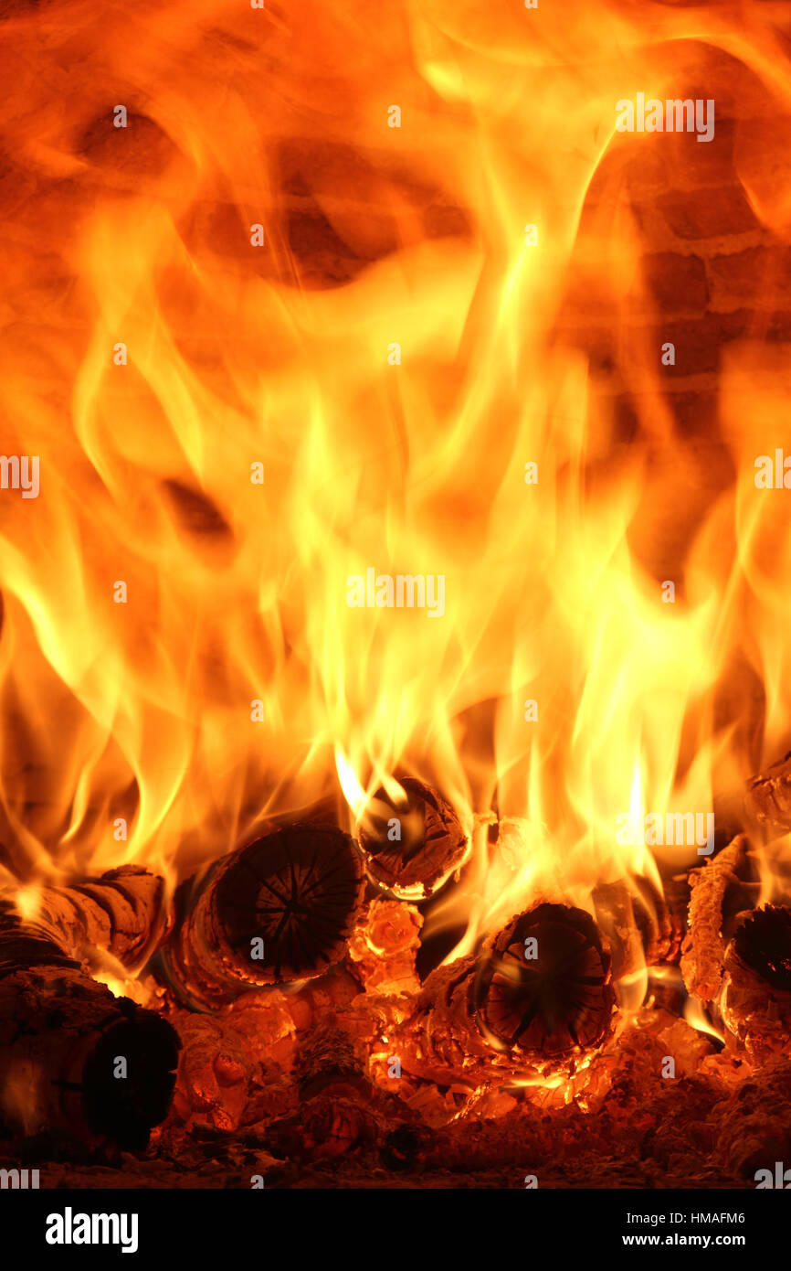 Das brennende Feuer flammen im Holzofen Stockfoto