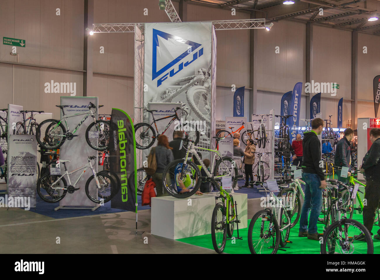 Besucher besuchen Fuji und Cannondale Ständen am Fahrrad Handel zeigen Velobike 2013 in Kiew, Ukraine. Velobike Messe ist eines der wichtigsten Ereignisse Stockfoto