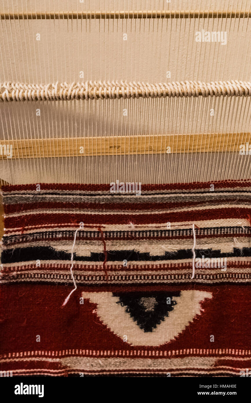 Navajo-Teppich Weben als Ausstellung im Besucherzentrum am Hubbell Trading Post National Historic Site, Navajo-Nation, Arizona, USA Stockfoto