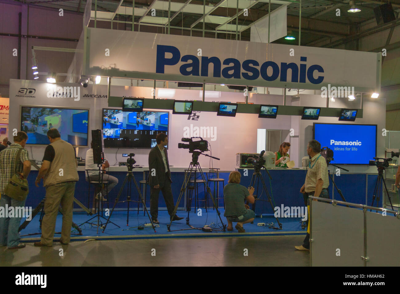 Besucher besuchen Sie Panasonic TV Geräte Stand auf Kiew International TV und Radio Messe 2013. Es ist das Hauptgeschäft Forum für Fachleute der Ukraine Stockfoto