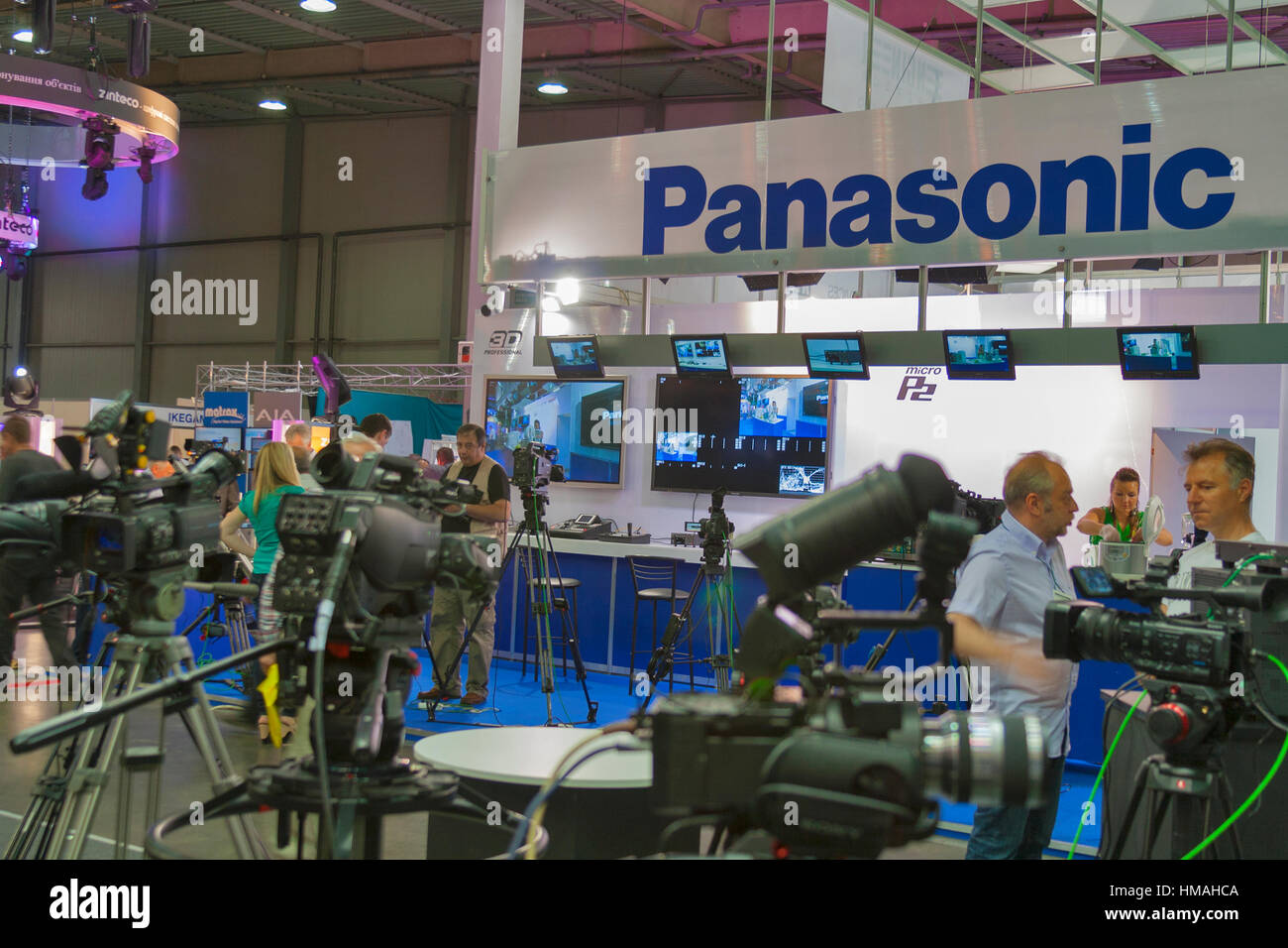 Besucher besuchen Sie Panasonic TV Geräte Stand auf Kiew International TV und Radio Messe 2013. Es ist das Hauptgeschäft Forum für Fachleute der Ukraine Stockfoto