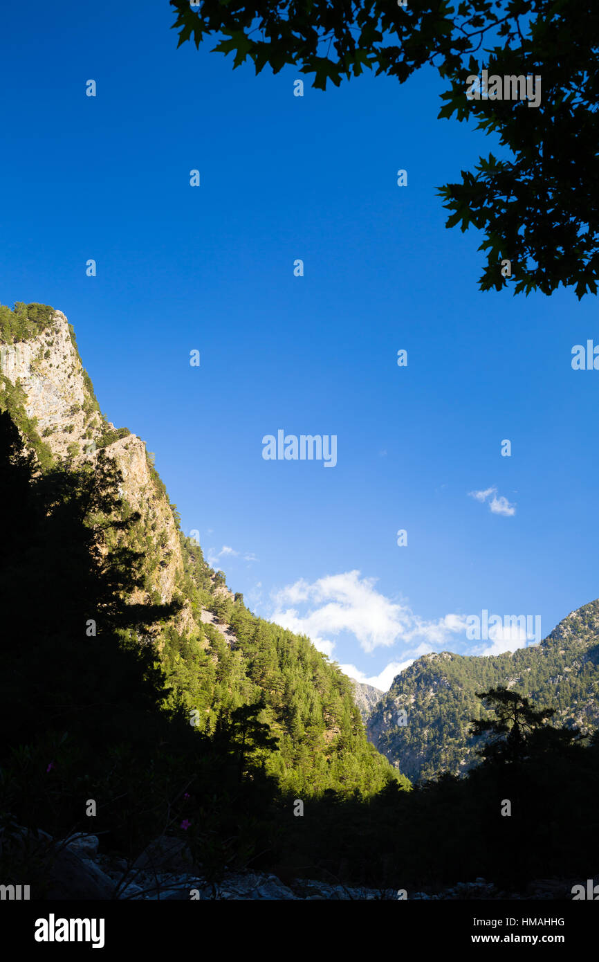 Berge schöne inspirierende Landschaft im Sommertag. Samaria-Schlucht Schlucht in Kreta Griechenland, Europa. Betrachten mit Wald-Silhouette. Stockfoto