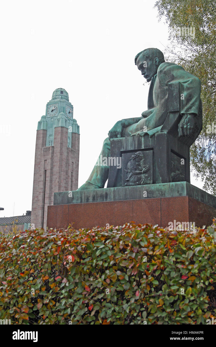 Statue des Schriftstellers Aleksis Kivi und Helsinki Central Railway Station, Railway Square, Helsinki, Finnland Stockfoto