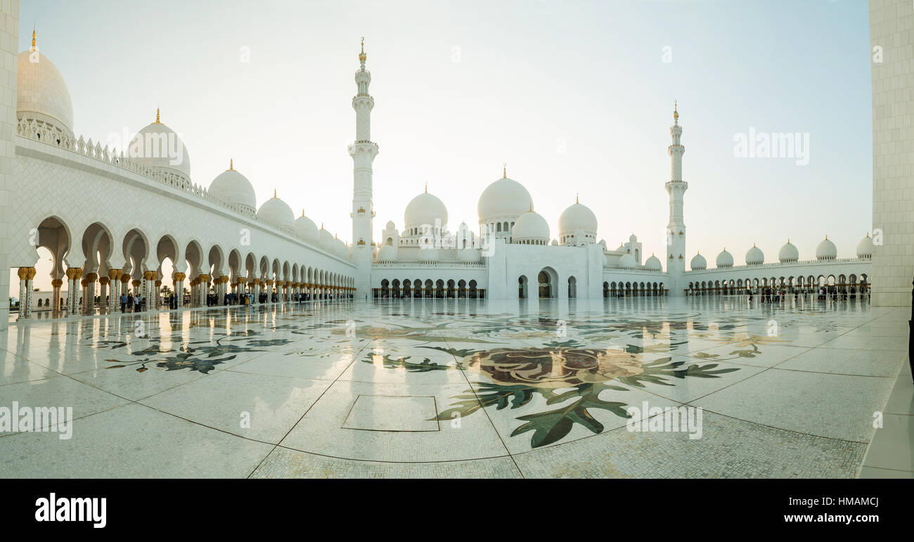 Erstaunliche Moschee. Sheikh Zayed Grand Moschee bei Sonnenuntergang (Abu Dhabi, Vereinigte Arabische Emirate). Sheikh Zayed. Abu Dhabi Stockfoto