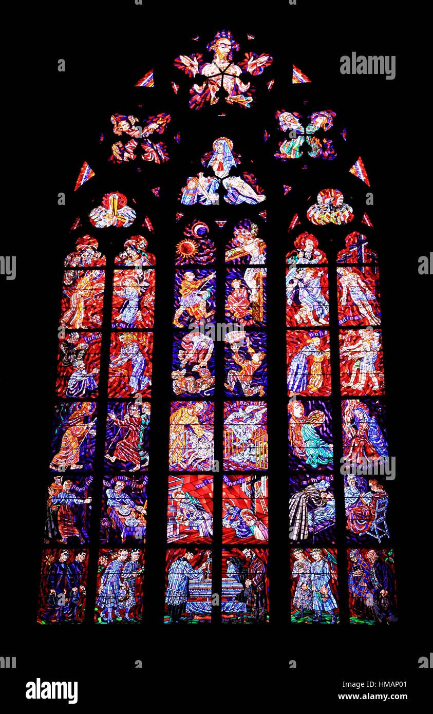 Die komplizierten Details dieser Buntglas-Fenster sehen in Ermangelung einer Innenbeleuchtung. Fotografiert im St.-Veits-Dom, Prag Stockfoto