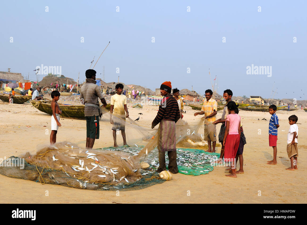 PURI, Indien - Dezember 19: Leeren Fischer von der Ostküste Indiens eine Angeln net Fisch am Strand in Orissa, Puri in 19 Dezember Stockfoto