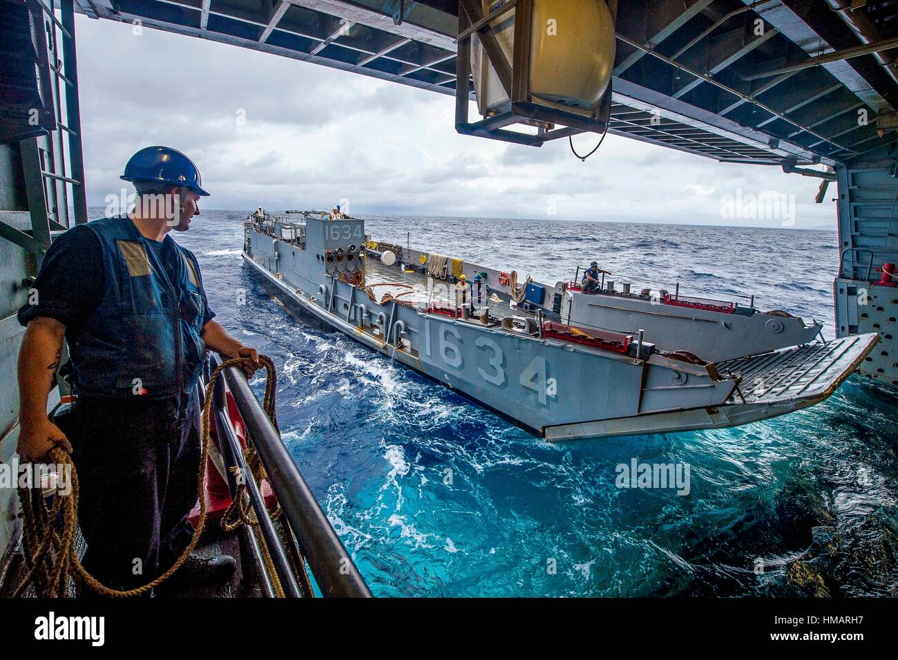 161008-n-xm 324-077 South China Sea (Oct. 8, 2016) u. s. marine Petty Officer 3. Klasse david Coburn steht als Landing Craft, Utility 1634 zugewiesen Stockfoto