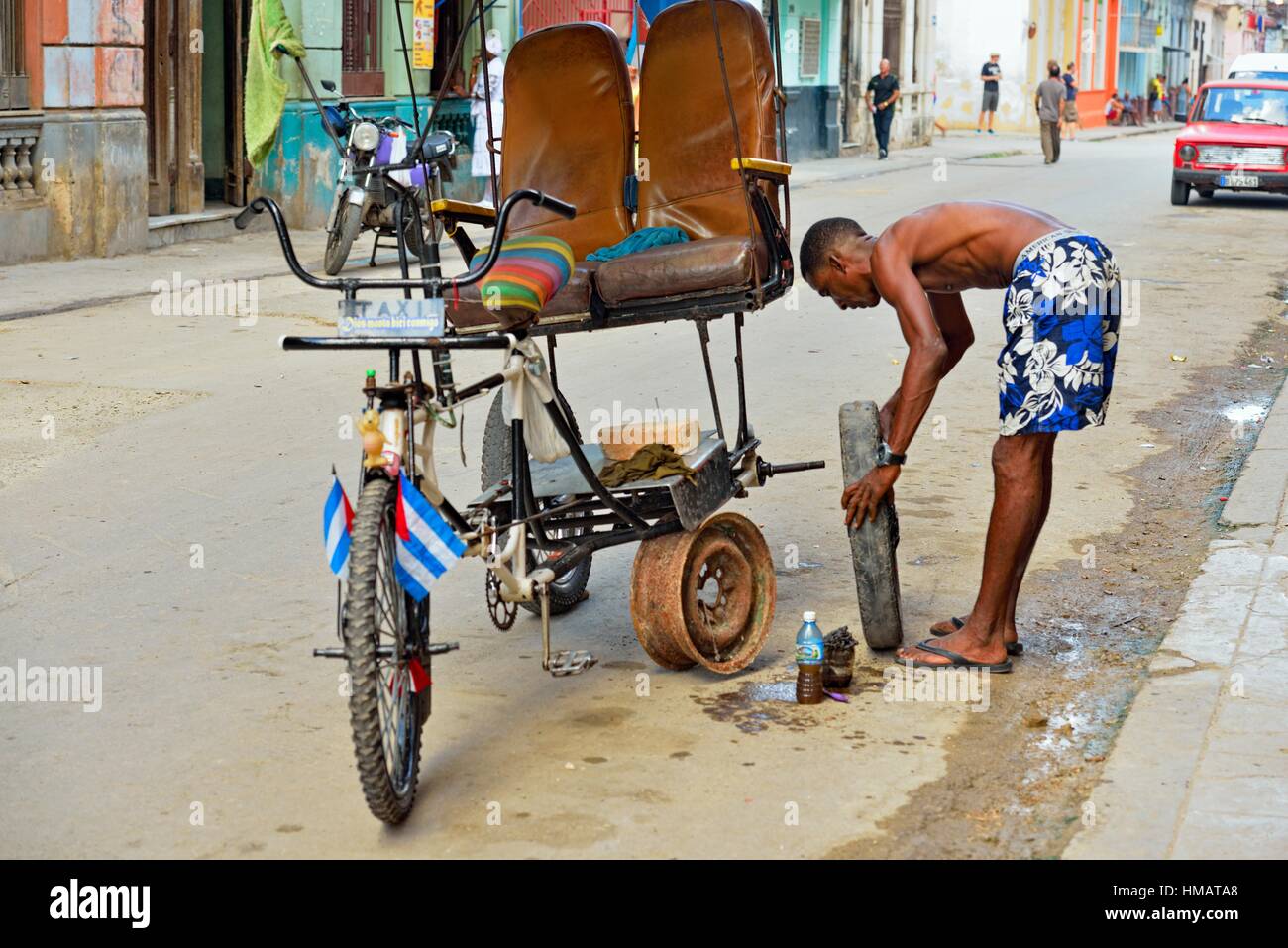 Repairng eine Fahrradrikscha in La Habana (Havanna), Centro Habana, Habana, Cuba. Stockfoto
