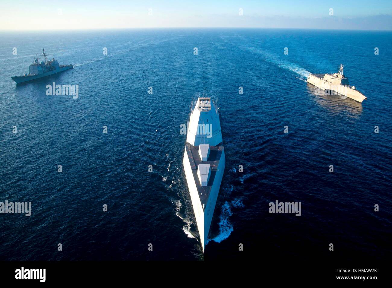 Pazifik (8. Dezember 2016) technologisch fortschrittlichsten Oberfläche Schiff uss der Marine zumwalt (Ddg 1000) Dämpfe, die sich in der Ausbildung mit uss Stockfoto