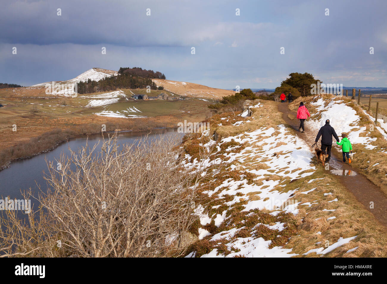 Der Hadrianswall: Wanderer auf dem Weg bis auf Highshield Klippen, mit Crag Lough unten und Hotbank Klippen über winter Stockfoto