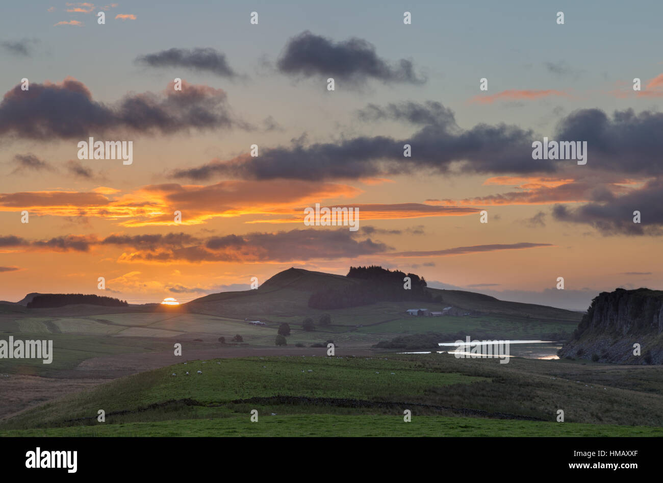 Der Hadrianswall: ein farbenfrohen Sonnenaufgang leuchtet die Aussicht vom Stahl-Rigg, Blick nach Osten in Richtung Crag Lough und Hotbank Klippen Stockfoto