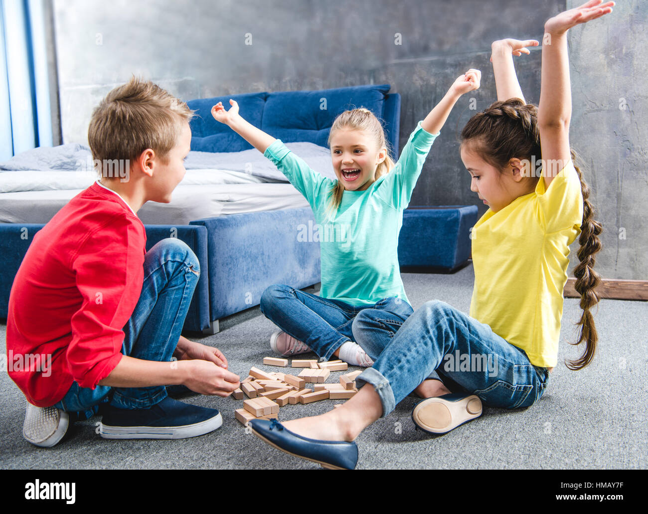 Kinder spielen mit Holzklötzen Stockfoto