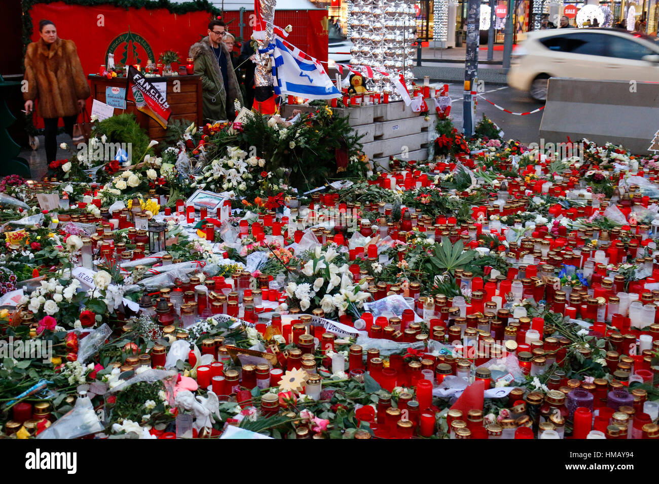 Impressionen: Blumen Und Kerzen als Zeichen von Trauer Und Anteilnahme Nach Dem Islamistischen Terroranschlag Auf Den Weihnachtsmarkt bin Breitscheidpl Stockfoto