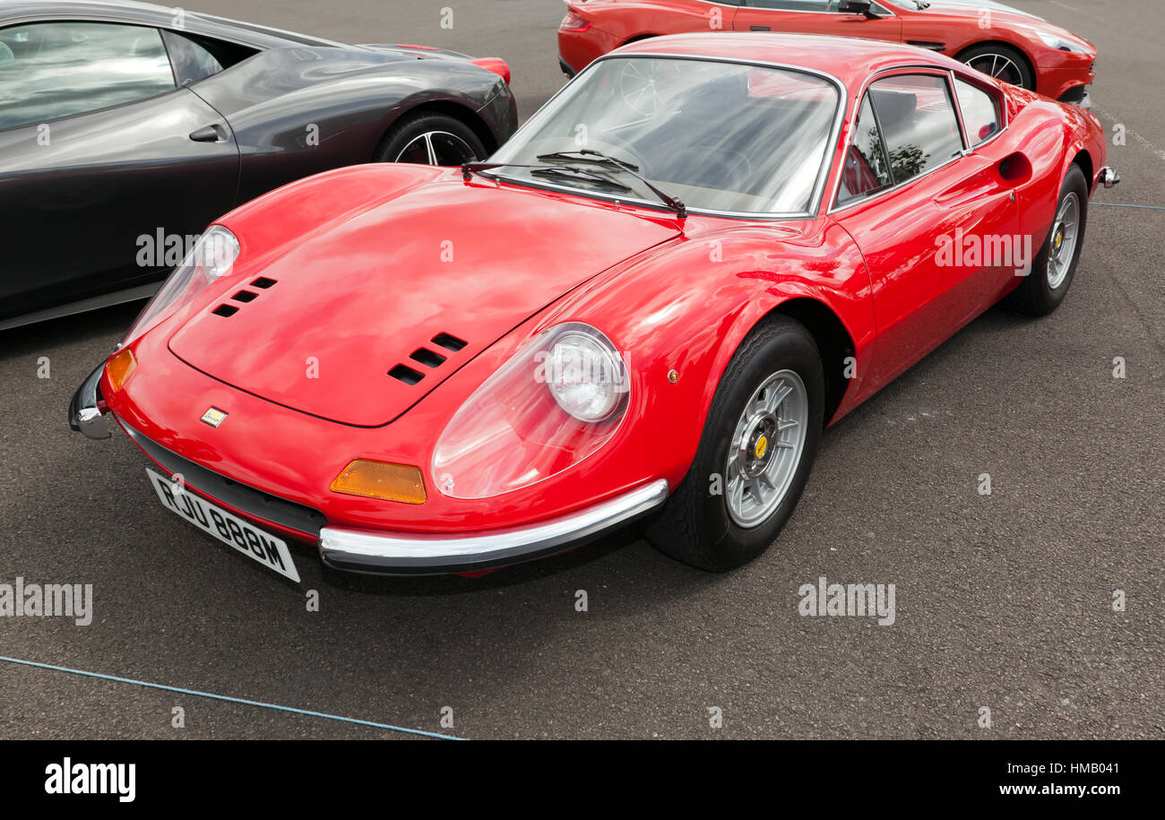 Dreiviertelansicht von einem 1973, 2,4 L, roten Ferrari Dino 246 GT, auf dem Display auf 2016 Silverstone Classic Stockfoto