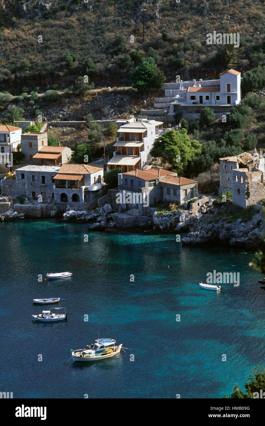 Ein Blick auf das Dorf Neo Itilo und seinen Hafen, Halbinsel Mani, Peloponnes, Griechenland. Stockfoto