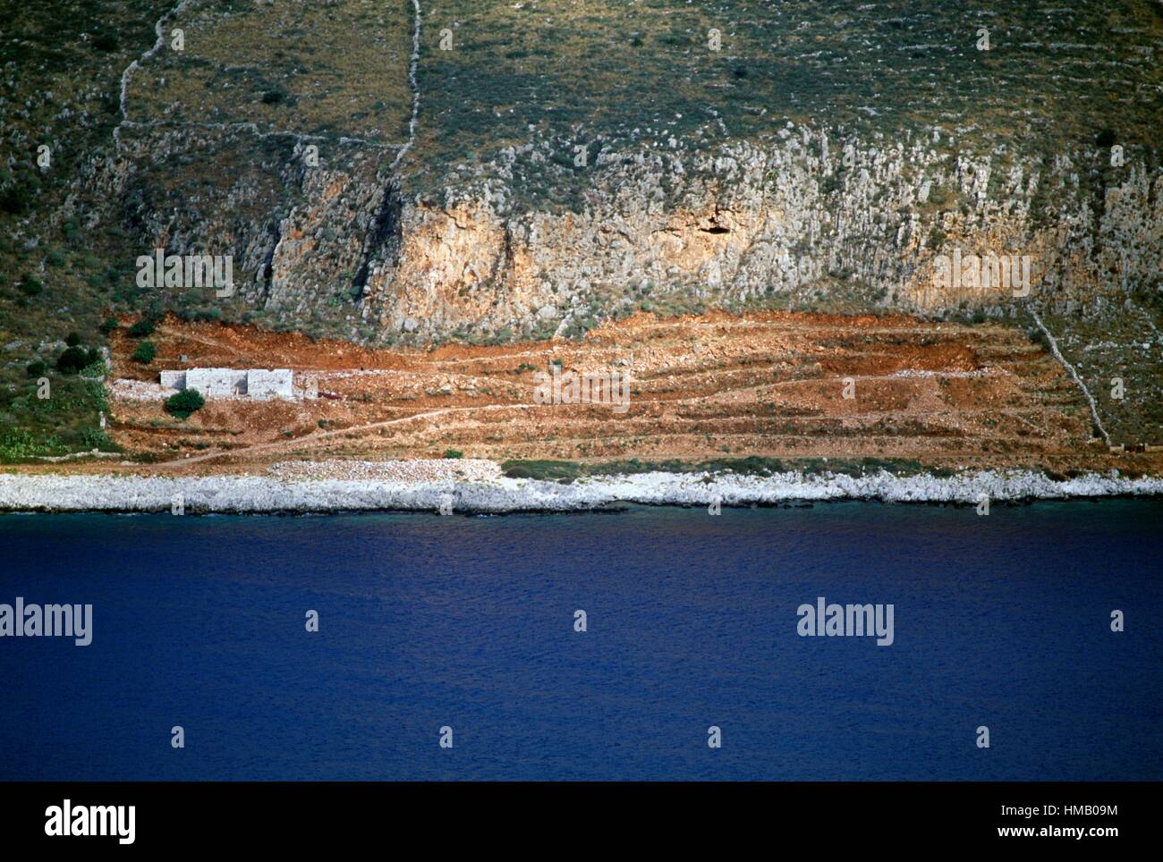 Ein Teil der Küste in der Nähe von Neo Itilo, Halbinsel Mani, Peloponnes, Griechenland. Stockfoto