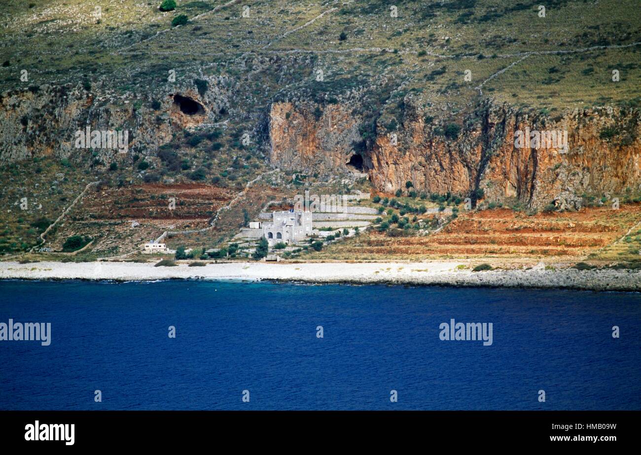 Gebäude entlang der Küste in der Nähe von Neo Itilo, Halbinsel Mani, Peloponnes, Griechenland. Stockfoto