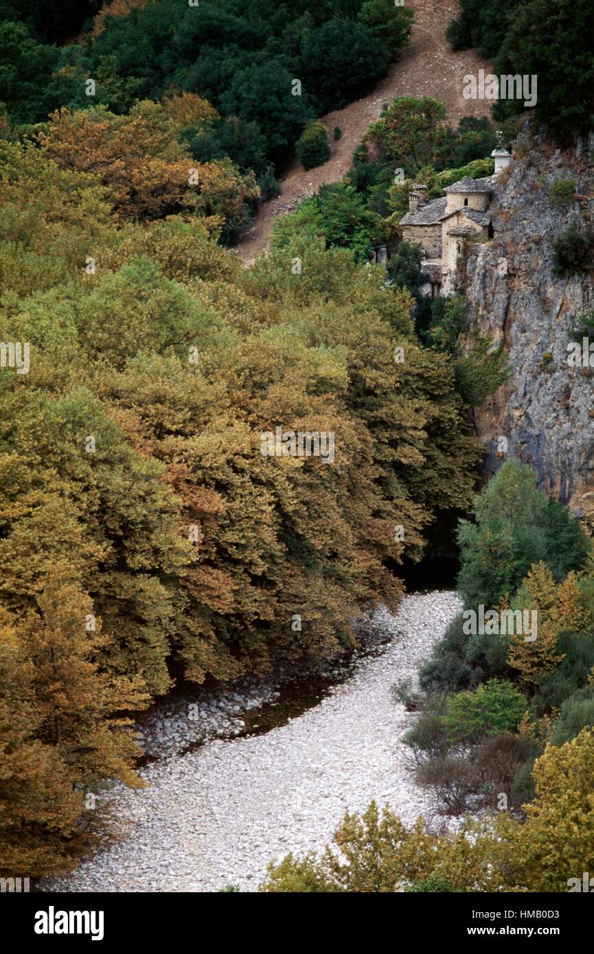 Ein Kloster in der Nähe von Papigo, Zagoria, Epirus, Griechenland. Stockfoto