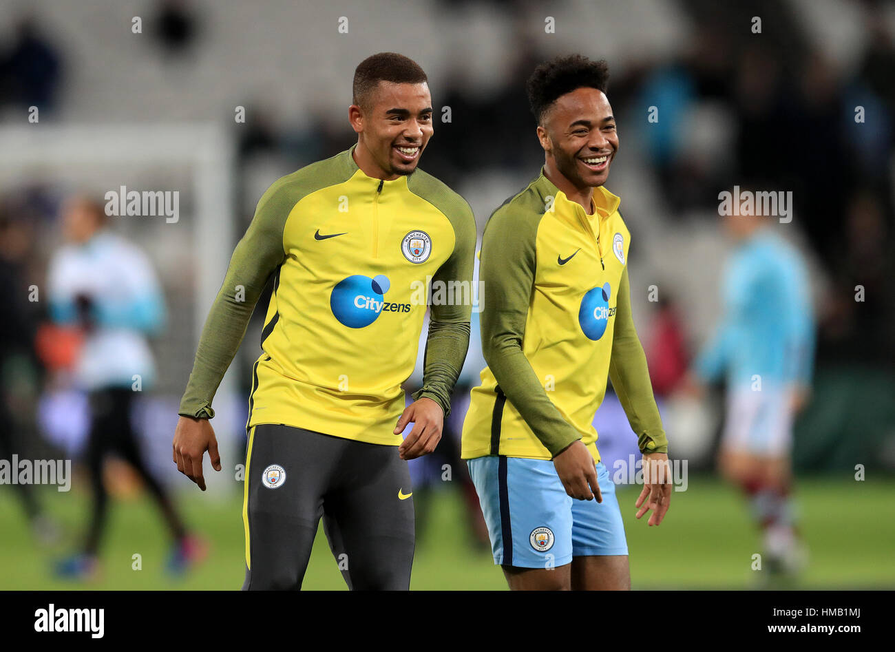 Manchester Citys Gabriel Jesus Links Und Manchester Citys Raheem Sterling Rechts Vor Der Premier League Match Bei London Stadium Stockfotografie Alamy