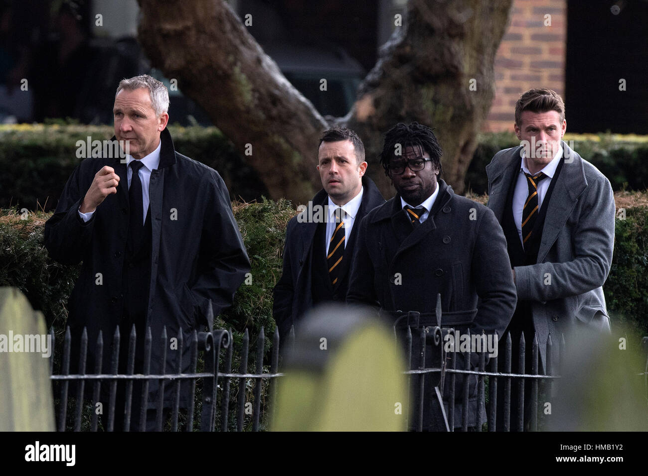 Keith Millen (links), Tony Daley (zweiter von rechts) und Rob Edwards (rechts) für die Trauerfeier für Graham Taylor an Str. Marys Kirche, Watford kommen. PRESSEVERBAND Foto. Bild Datum: Mittwoch, 1. Februar 2017. Siehe PA Geschichte Fußball Taylor. Bildnachweis sollte lauten: Victoria Jones/PA Wire Stockfoto