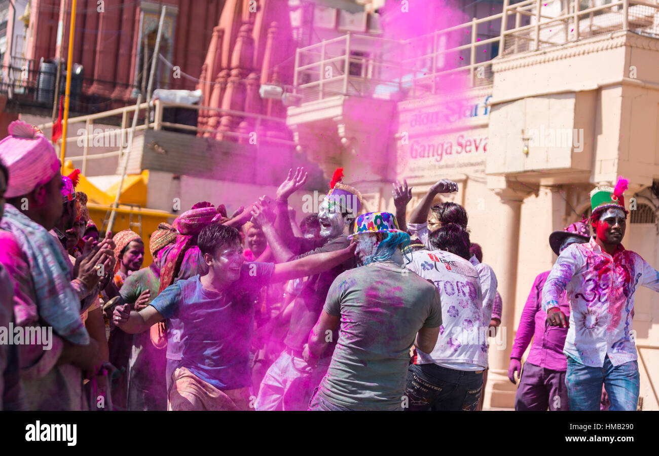 Menschen werfen Farbpulver, Holi Festival, Varanasi, Uttar Pradesh, Indien Stockfoto