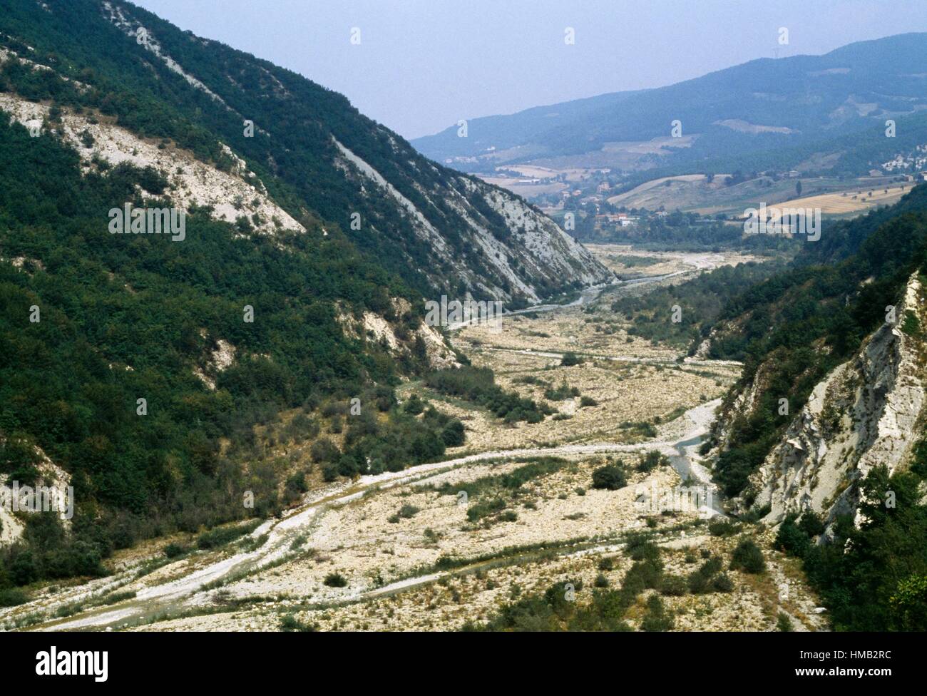 Die Schlucht eines Baches entlang Via Francigena oder Via Romea, Toskana, Italien. Stockfoto