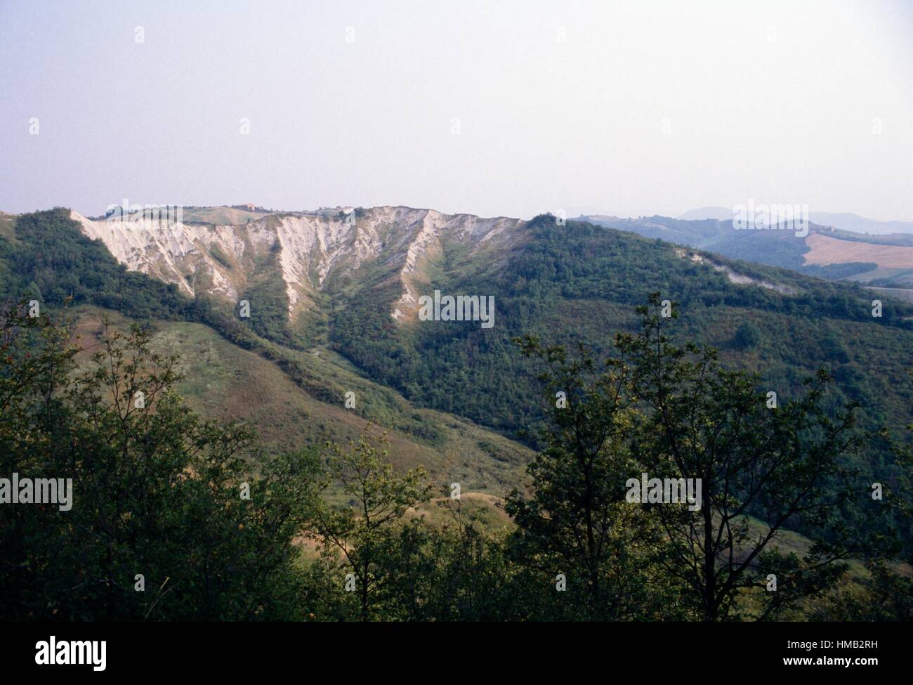Hügelige und bergige Landschaft entlang der Via Francigena oder Via Romea, Toskana, Italien. Stockfoto