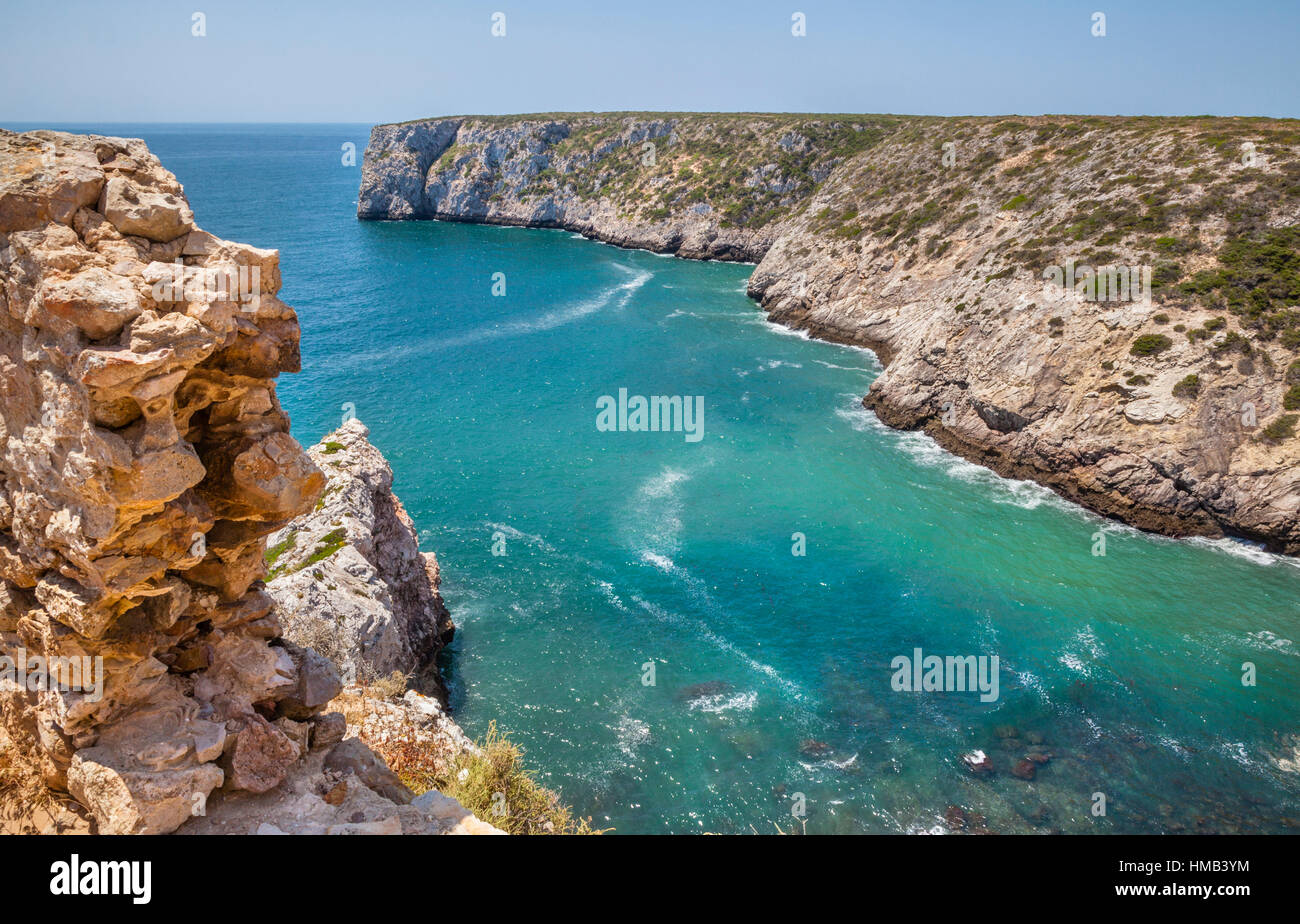 Portugal, Algarve, Cabo de Sao Vicente, Blick auf die Steilküste von den Zinnen der Festung von San Antonio de Beliche, die zum Schutz der s Stockfoto