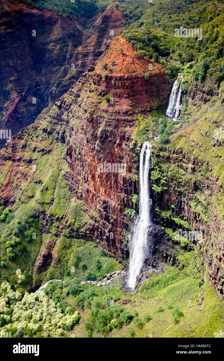 Luftaufnahme des Waipoo fällt in den Waimea Canyon auf Kauai, Hawaii, USA. Stockfoto