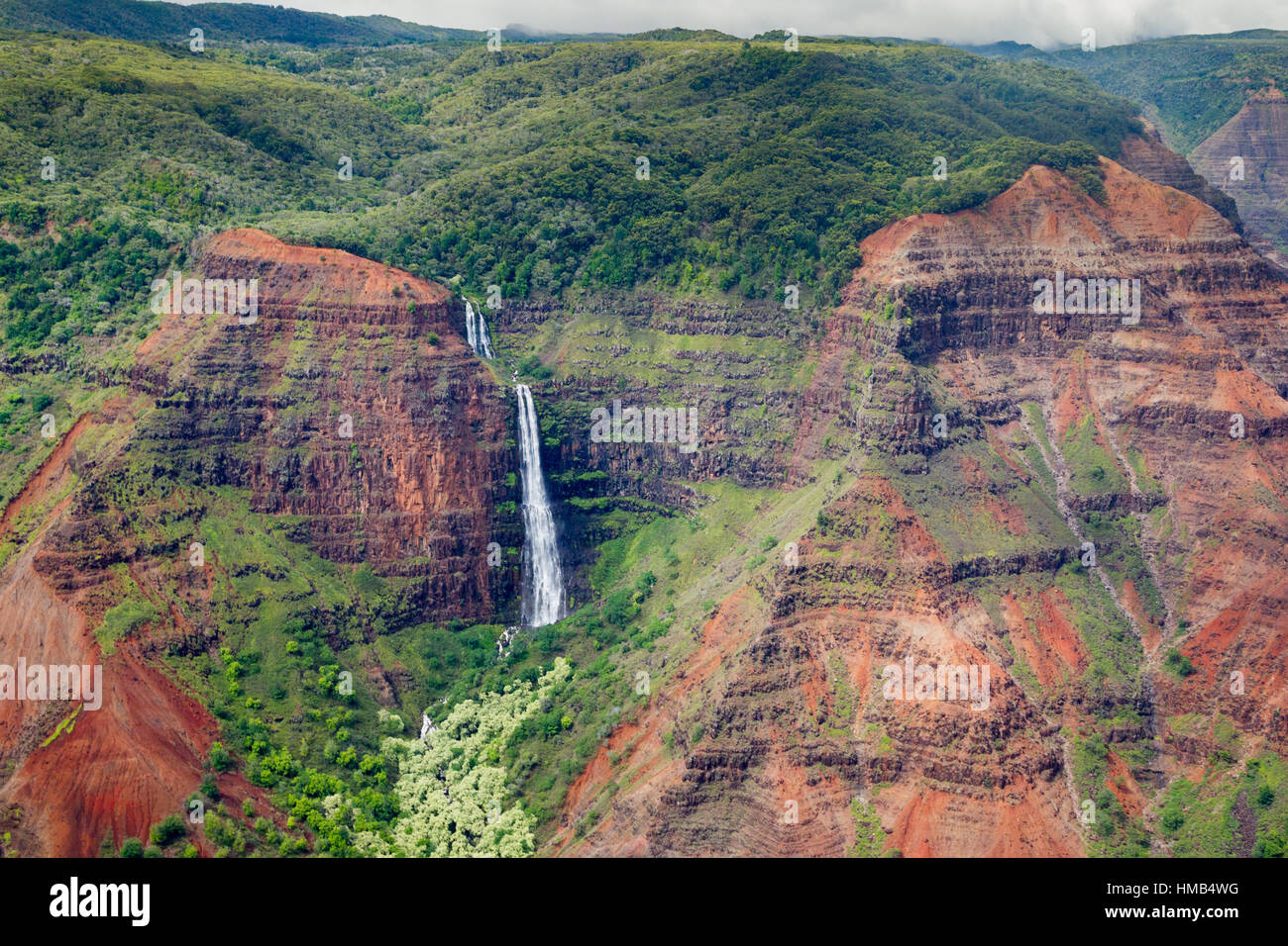 Luftaufnahme des Waipoo fällt in den Waimea Canyon auf Kauai, Hawaii, USA. Stockfoto