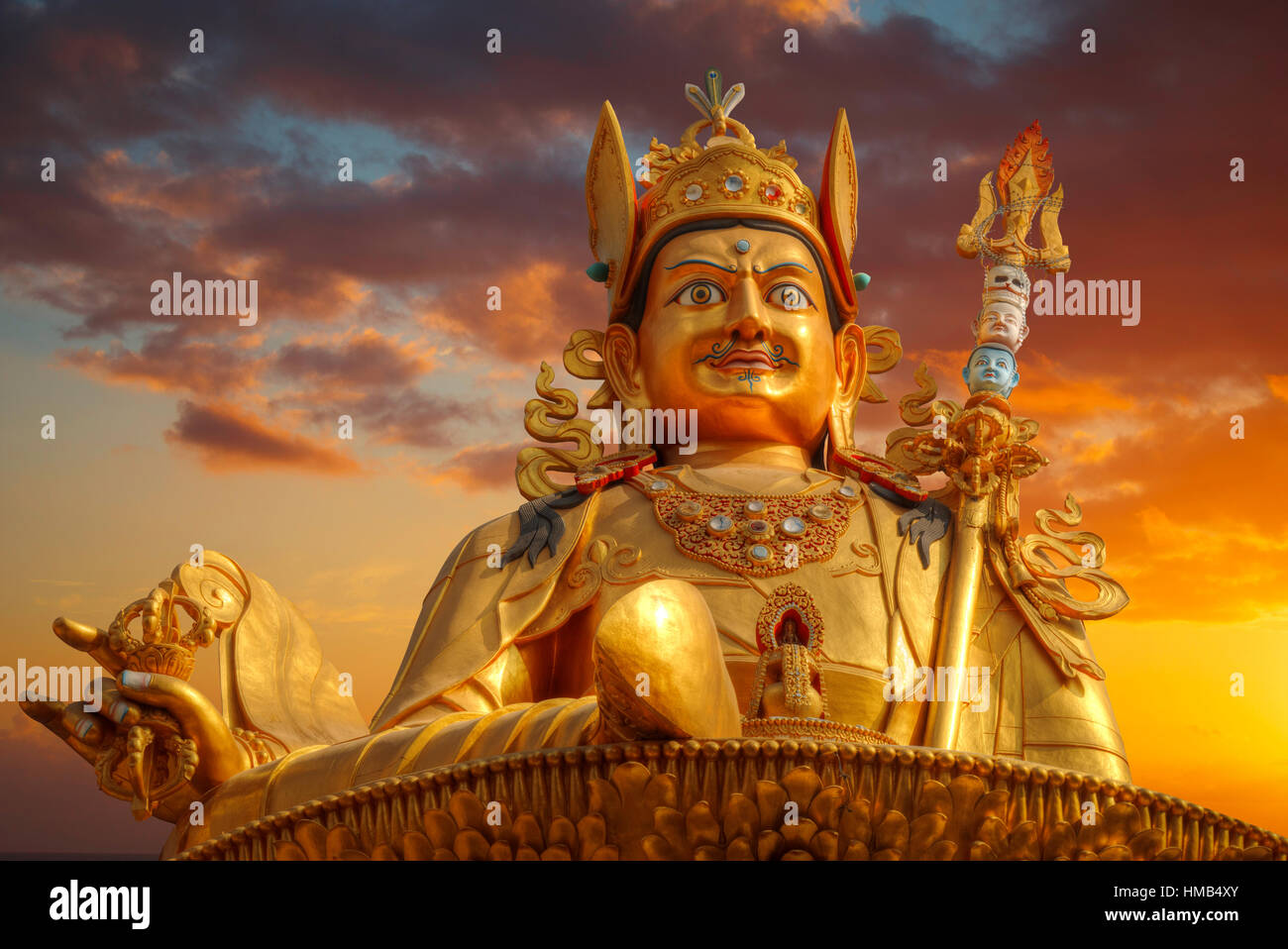 Gold-Guru Rinpoche-Statue steht in Kathmandu. Nepal Stockfoto