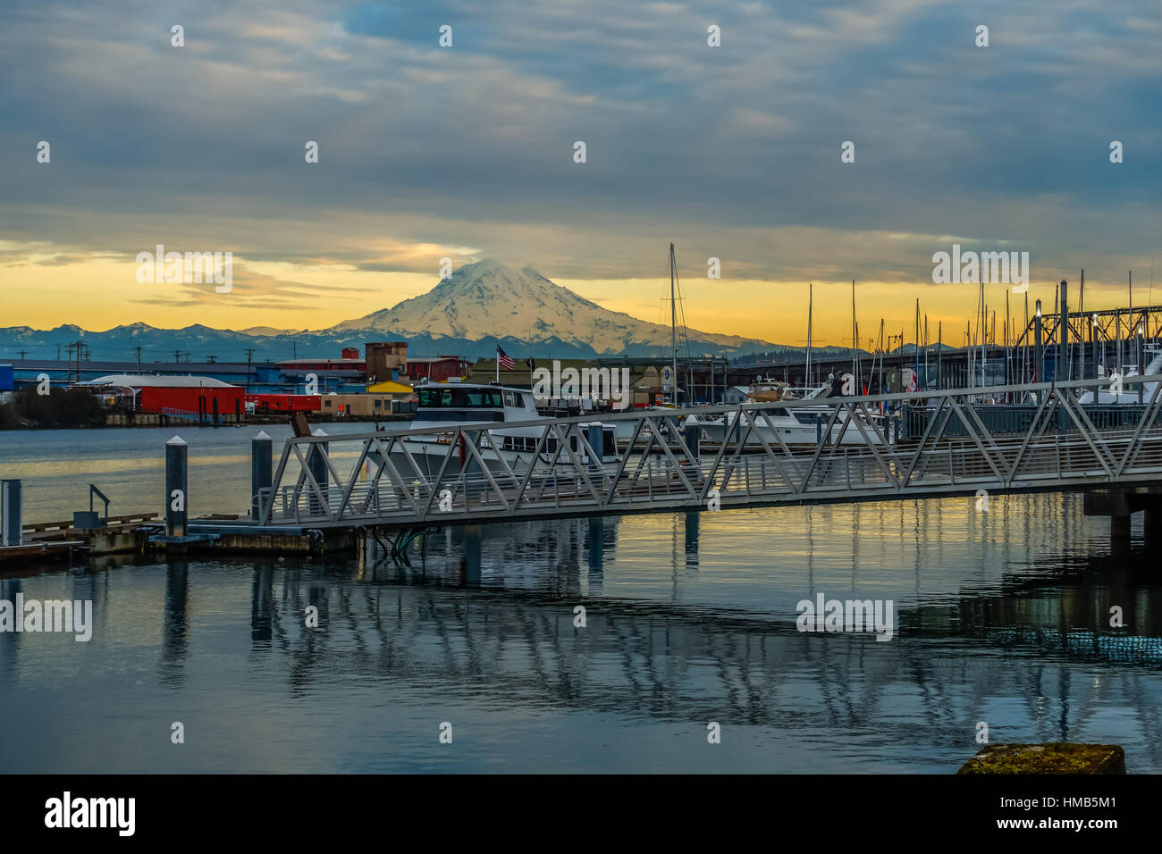Ein Blick auf Mount Rainier aus einer Marina in Tacoma, Washington. HDR-Bild. Stockfoto