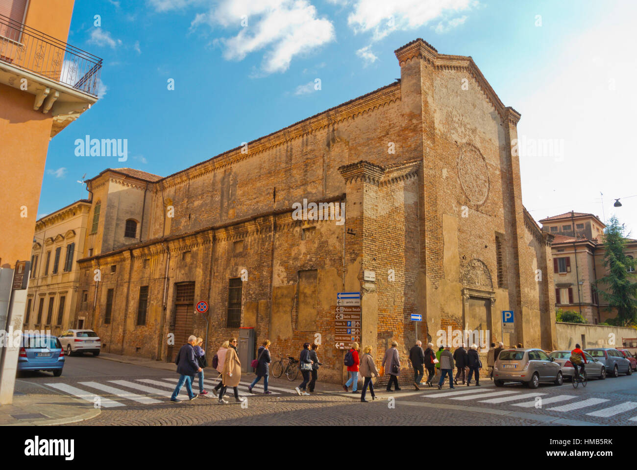 Reisegruppe, zu Fuß in der Via Acerbi, Mantua, Lombardei, Italien Stockfoto