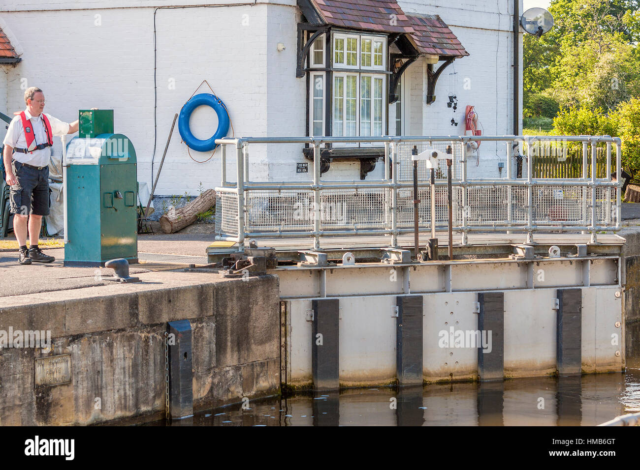 Schleusenwärter Betrieb die Schleusentore Goring auf Themse UK Stockfoto