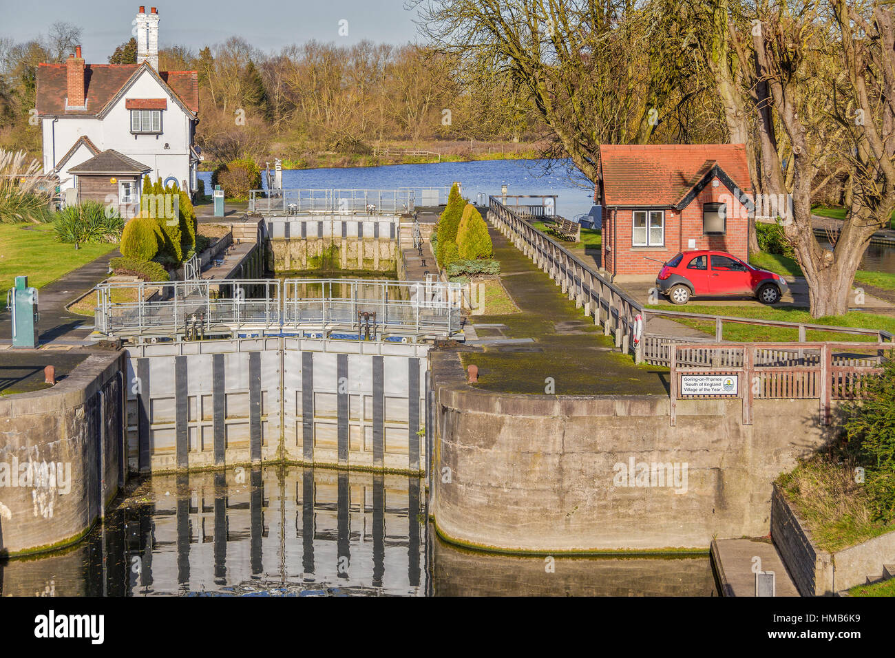 Sperren Sie Tore und Schleusenwärter Haus Goring auf Themse UK Stockfoto