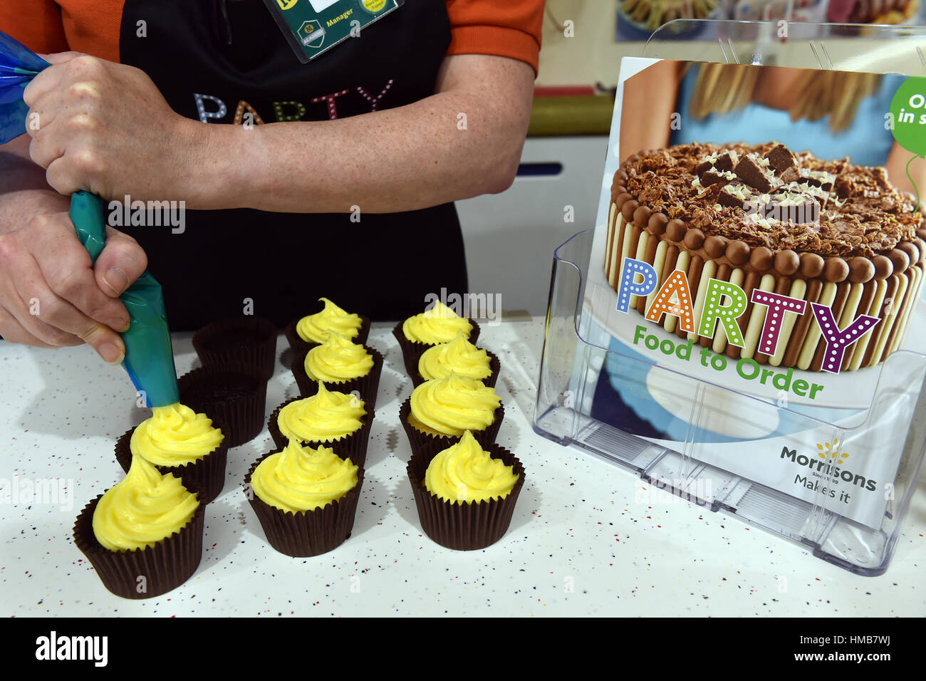 Cupcakes werden in einem Supermarkt Eistee Stockfoto