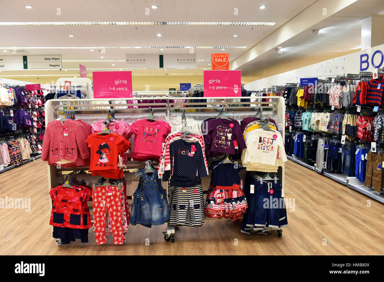 Kinderbekleidung Angebote in einem Supermarkt UK Stockfoto