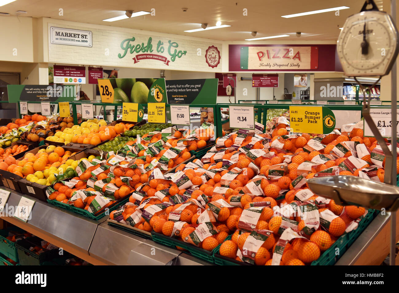 Frische Obst und Gemüse auf den Verkauf in einem Supermarkt UK Stockfoto