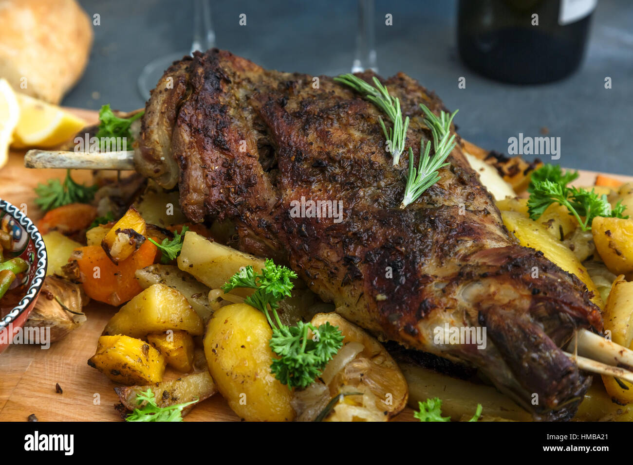 Gebratene Lammschulter mit gebackenen vegs, Ansicht schließen Stockfoto