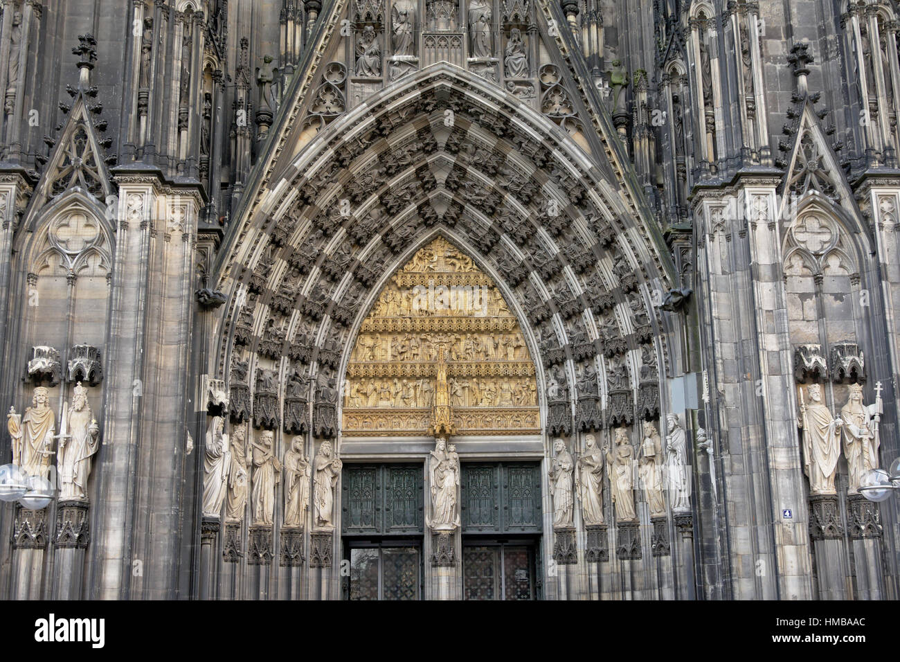 Statuen und Steinbildhauen über dem Eingang der katholischen Kathedrale von Köln Stockfoto