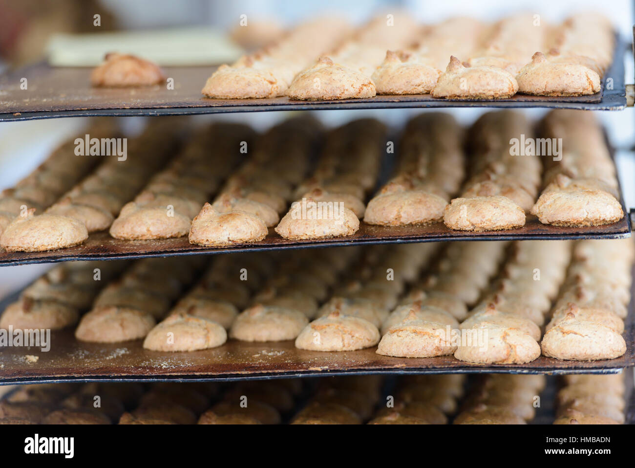 Tabletts mit frisch gebackenen knusprigen Keksen auf einem Marktstall in Saint-Palais-sur-Mer, Charente-Maritime, an der Südwestküste Frankreichs. Stockfoto