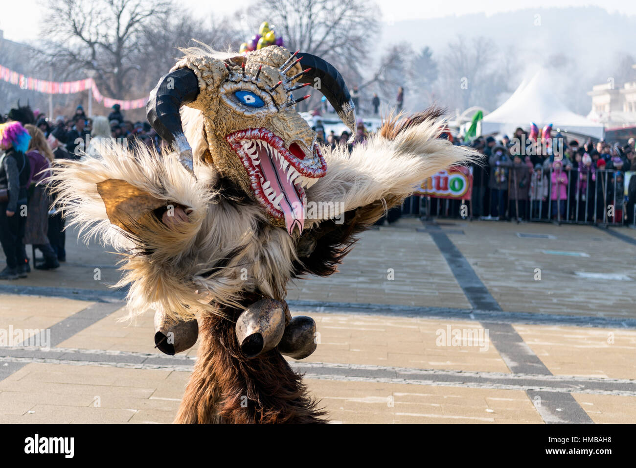 Jährliches internationales Festival der Maskerade-Kostüme "Surva" in Pernik, Bulgarien Stockfoto